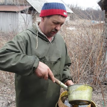 Отцеживание растопленного воска